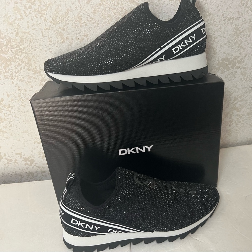 New DKNY Annie Slip-on Runner Women’s Sneakers. Black/Gunmetal. Size 10M